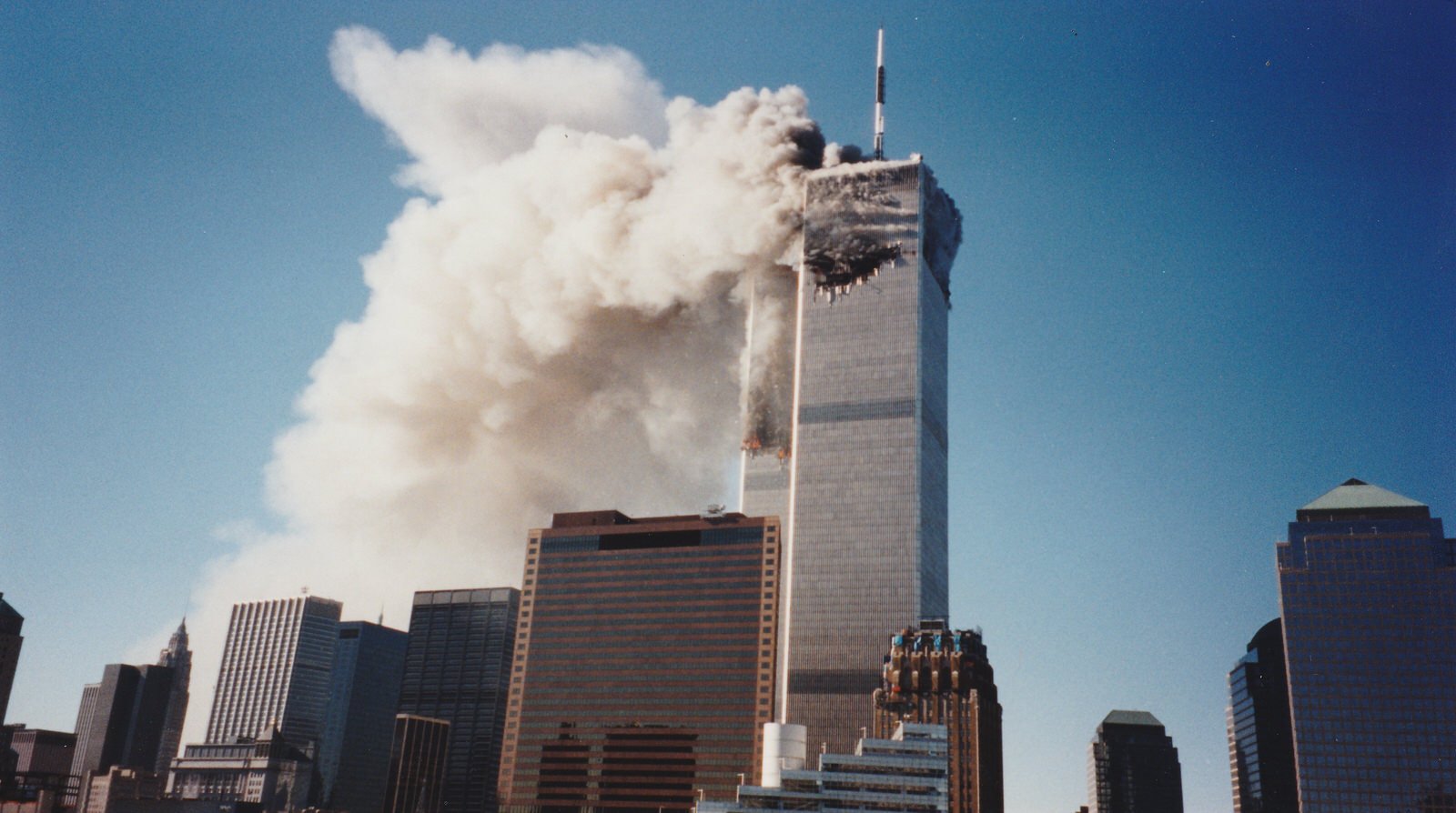 Что случилось в сентябре 2001 года. Башни-Близнецы 11 сентября 2001. Взрыв башен близнецов 11 сентября 2001. Всемирный торговый центр в Нью-Йорке 11 сентября 2001 года.