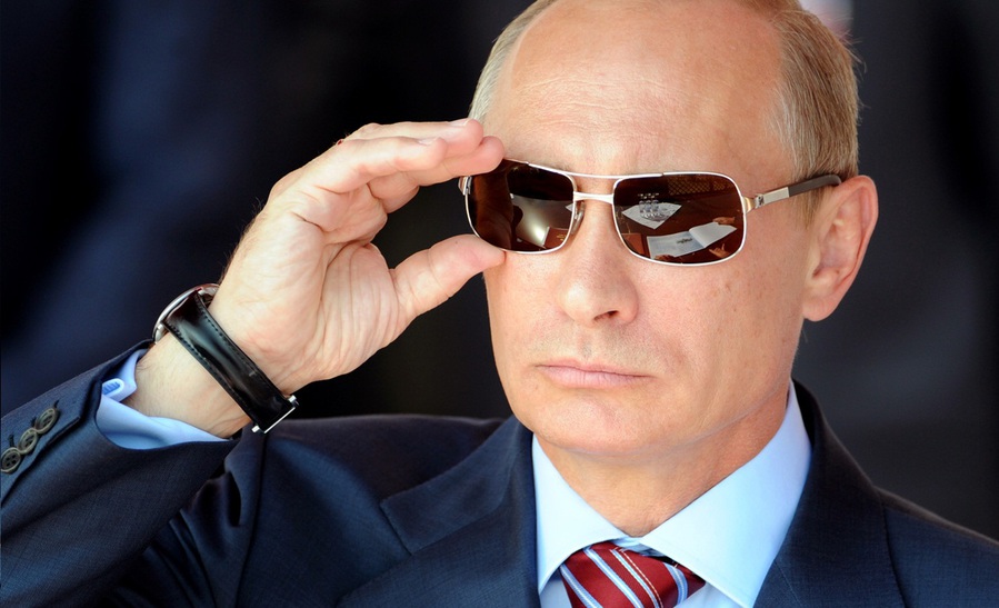 putin-in-cartier-neil-t8200716.jpg