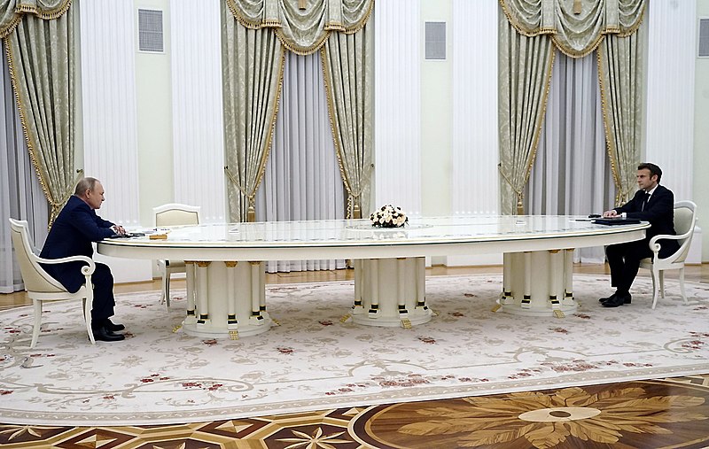 800px-Putin_and_Macron_meeting_with_a_large_table.jpg